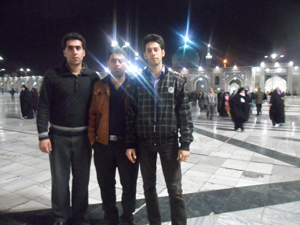 دانشجویان مهرآستان در کنار گنبد امام رضا (ع)