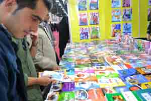 دانشجویان مهرآستان در حال بازدید از نمایشگاه کتاب
