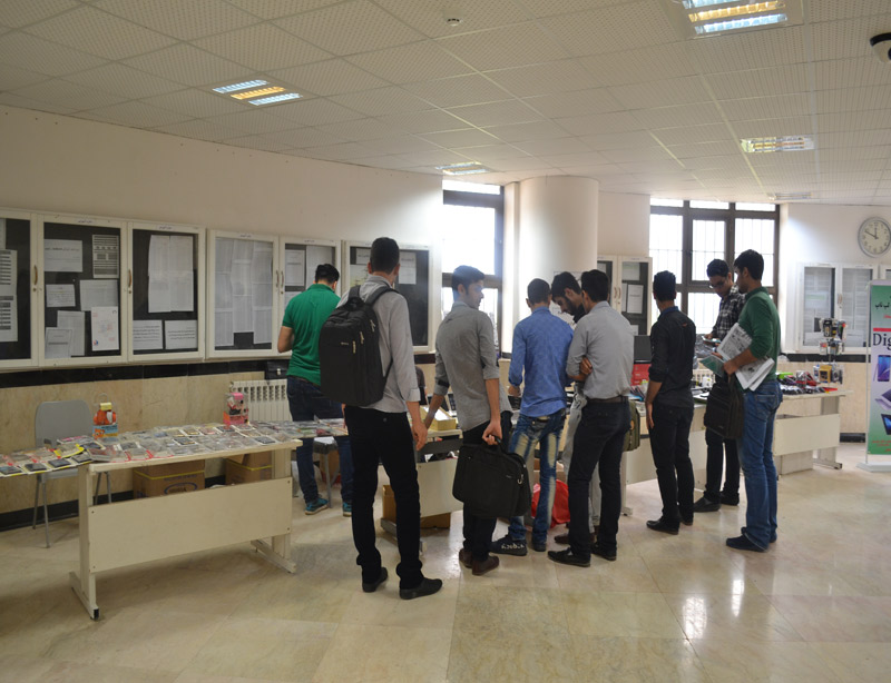 استقبال دانشجویان از نمایشگاه لوازم الکترونیکی و جانبی