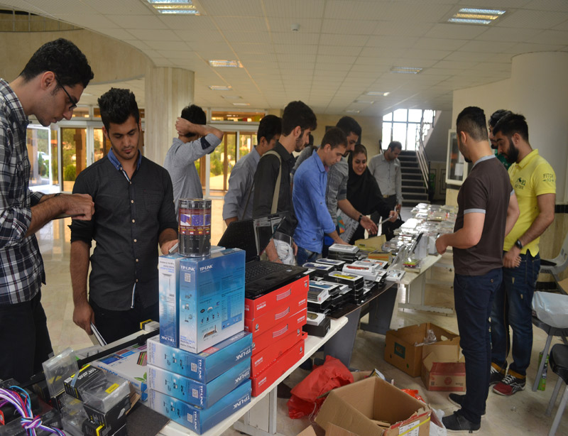دانشجویان در حال خرید از نمایشگاه لوازم الکترونیکی و جانبی