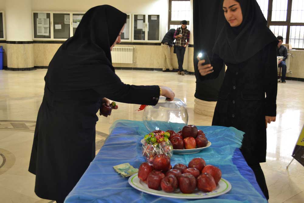 خرید سیب و شکلات توسط کارکنان مهرآستان