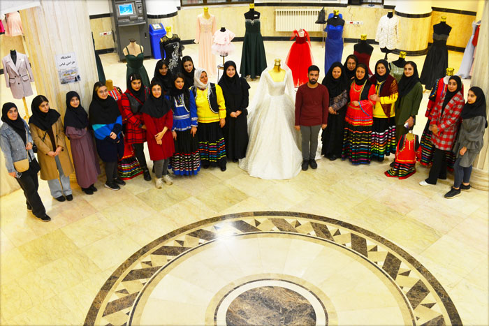 عکس دسته جمعی دانشجویان در نمایشگاه طراحی لباس موسسه آموزش عالی مهرآستان