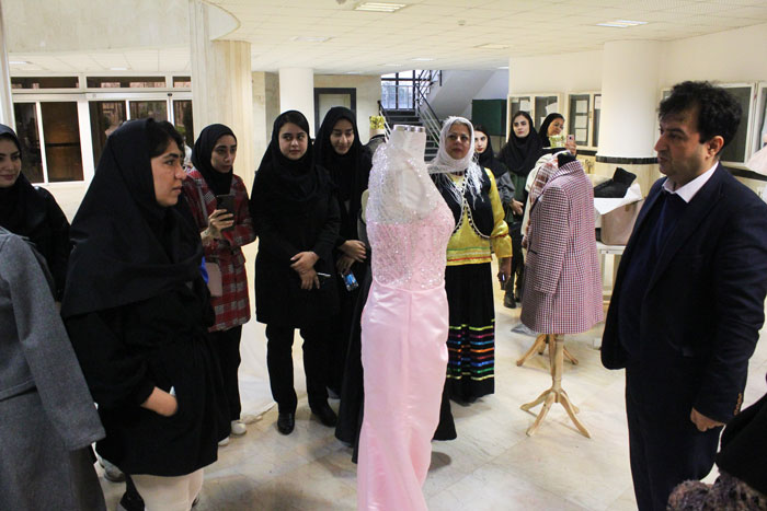 حضور دکتر میاندهی در نمایشگاه طراحی لباس موسسه آموزش عالی مهر آستان