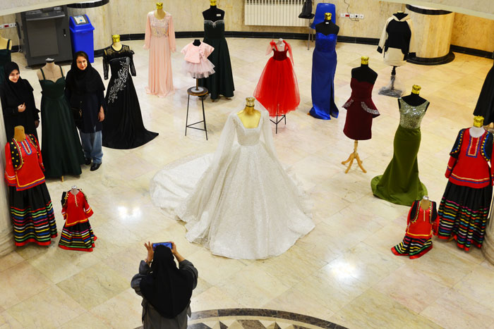 نمایش لباس های مجلسی و محلی در نمایشگاه طراحی لباس موسسه آموزش عالی مهرآستان