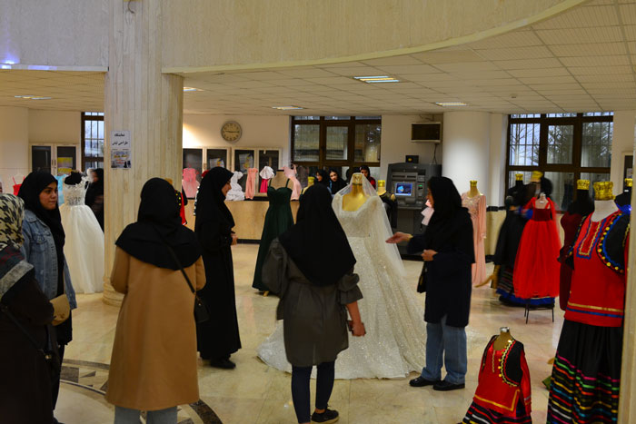 بازدید دانشجویان از نمایشگاه طراحی لباس در دانشگاه مهرآستان